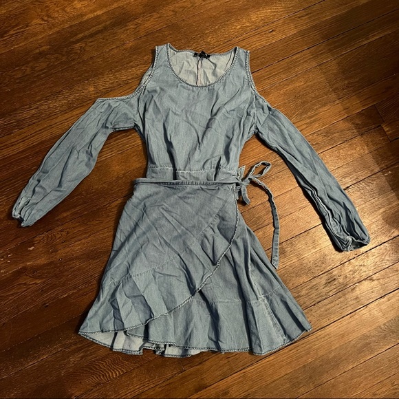 Express chambray cold shoulder wrap dress - Picture 4 of 5